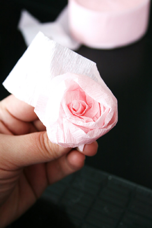 crepe-paper-flower-ball-diy-tutorial-08